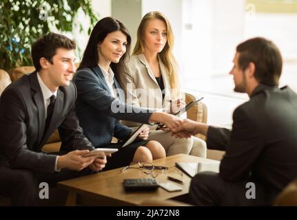Die Konferenz der Unternehmer. Abschluss eines sehr wichtigen Geschäfts für das Unternehmen. Stockfoto