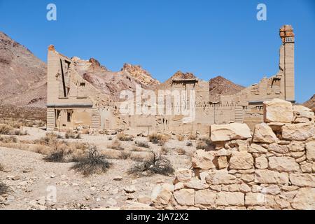 Wüste Geisterstadt in Nevada mit Schutt von Steingebäuden Stockfoto