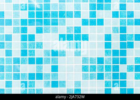 Aqua Blue Keramische Fliesen Mosaik Abstraktes Muster Square Design Bad oder Pool Textur Hintergrund, Soft Focus. Stockfoto