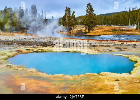Wunderschöne tiefblaue Yellowstone Pools mit alkalischem Wasser im Becken Stockfoto