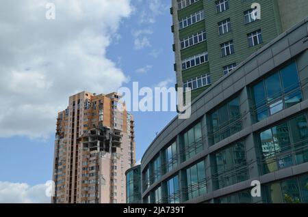 Nicht exklusiv: KIEW, UKRAINE - 26. MAI 2022 - das Wohngebäude in der Lobanovskoho-Straße 6A, das am 26. Februar 2022 von einer russischen Rakete getroffen wurde, Stockfoto