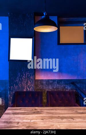 Restaurant Nachtleben Interieur mit blauen Neonlicht, Lampe, Tisch Board Design moderne Vorlage Beispiel. Stockfoto