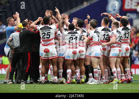 London, Großbritannien. 28.. Mai 2022. Leigh Centurions feiern den Gewinn des ab Sundecks 1895 Cup im Tottenham Hotspur Stadium, London, England am 28. Mai 2022. Foto von Ken Sparks. Nur zur redaktionellen Verwendung, Lizenz für kommerzielle Nutzung erforderlich. Keine Verwendung bei Wetten, Spielen oder Veröffentlichungen einzelner Clubs/Vereine/Spieler. Kredit: UK Sports Pics Ltd/Alamy Live Nachrichten Stockfoto