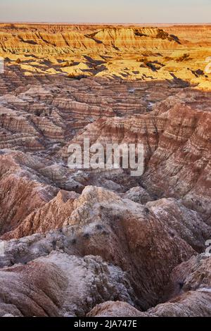 Erosionsformationen von Badlands während des Sonnenaufgangs Stockfoto