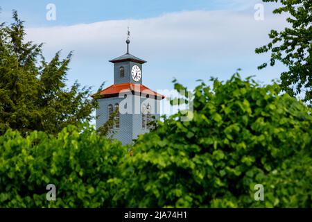 Der Turm der Kirche von Nesselroeden in Hessen Stockfoto