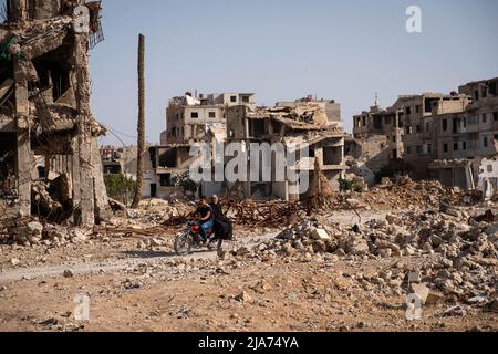 Darayya, Syrien - April, 2022: Menschen in der zerstörten Stadt Darayya nach dem syrischen Bürgerkrieg. Stockfoto