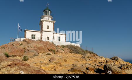 Der Leuchtturm Akrotiri auf der Insel Santorini im späten Abendlicht Stockfoto