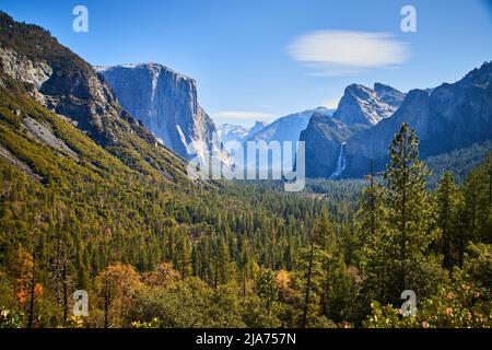 Legendärer und majestätischer Blick auf den Tunnel im Yosemite am frühen Morgen Stockfoto