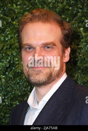 Aktenfoto vom 1/2/2020 des amerikanischen Schauspielers David Harbour, der gesagt hat, dass „psychisch krank zu sein ein natürlicher Zustand der Armut ist“, während er über seinen Kampf mit psychischen Erkrankungen nachdenkt. Harbour, 47, fand in der Netflix Science-Fiction-Drama-Serie Stranger Things Ruhm für seine Darstellung von Jim Hopper. Ausgabedatum: Samstag, 28. Mai 2022. Stockfoto
