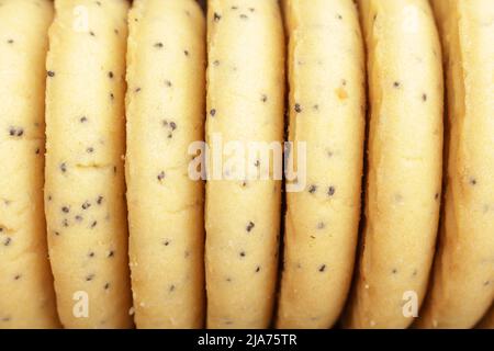 Hintergrund von runden Keksen, Shortbread mit Mohn in Form eines Halbmonds Stockfoto