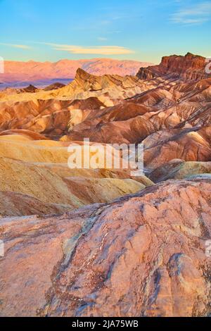 Farbenfrohe Sonnenuntergangswellen am Death Valley Zabriskie Point Stockfoto