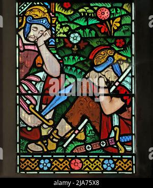 Ein Buntglasfenster von Frederick Preedy mit schlafenden römischen Soldaten, St. John the Baptist Church, Hellidon, Northamptonshire Stockfoto
