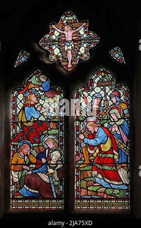 Ein Buntglasfenster von Alexander Gibbs, das zwei Szenen aus der Passion Christi, der St. John the Baptist Church, Hellidon, Northamptonshire, zeigt Stockfoto