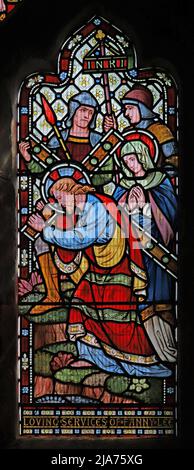 Ein Buntglasfenster von Alexander Gibbs mit Darstellung der Passion Christi (Via Dolorosa), St. John the Baptist Church, Hellidon, Northamptonshire Stockfoto