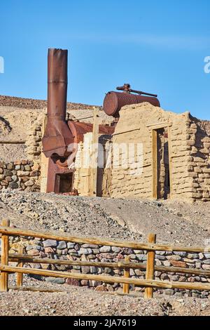 Boraxabbau im Death Valley mit alter Steinstruktur Stockfoto