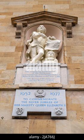 Statue von William Shakespeare im Rathaus von Stratford und Silberne Jubiläumsplakette von Königin Elizabeth II., 1952-1977, England, Großbritannien. Stockfoto