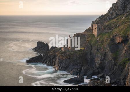 Die Ruinen der Botallack Tin Mines, die sich an der zerklüfteten Küste Cornichs in der Nähe des Landes befinden, enden lange Zeit, um das Meer zu glätten. Stockfoto