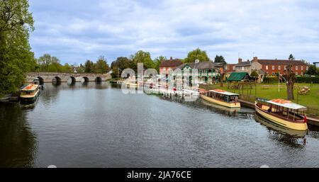 Flussrundfahrten Boote liegen in der Nähe des Bootshauses auf dem Fluss Avon, Stratford-upon-Avon, Warwickshire, England, Vereinigtes Königreich. Stockfoto