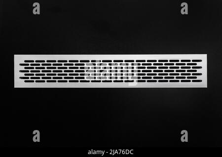 Lüftungsluftsystem modernes Lüftungsgitter in einer schwarzen Wand montiert, Nahaufnahme. Stockfoto