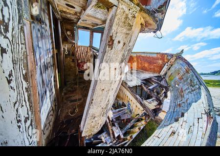 Vor dem Wrack am Strand Stockfoto