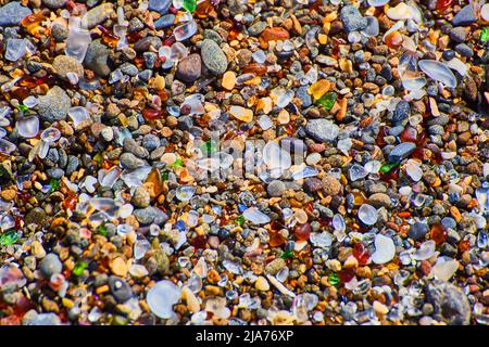 Asset Textur des Strandes Detail in Glasstücken in verschiedenen Farben bedeckt Stockfoto