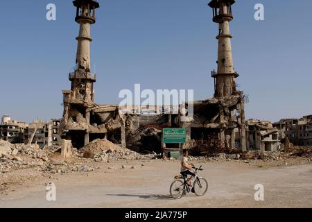 Darayya, Syrien - April, 2022: Ruinen in zerstörter Stadt nach dem syrischen Bürgerkrieg bauen. Stockfoto