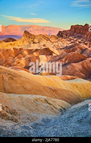 Legendäre farbenfrohe Wellen bei Sonnenaufgang am Zabriskie Point im Death Valley National Park Stockfoto