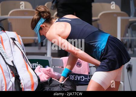Paris, Frankreich. 28.. Mai 2022. Alize Cornet aus Frankreich reagiert nach dem Match der Frauen in der dritten Runde zwischen Zheng Qinwen aus China und Alize Cornet aus Frankreich beim French Open Tennisturnier bei Roland Garros in Paris, Frankreich, am 28. Mai 2022. Quelle: Meng Dingbo/Xinhua/Alamy Live News Stockfoto