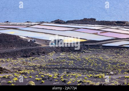 Luftaufnahme bei der Salinierung von bunten Salinas de Fuencaliente auf La Palma, Kanarische Inseln Stockfoto