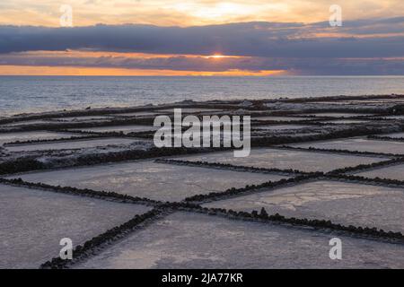 Sonnenuntergang auf den Salinationsfeldern von Salinas de Fuencaliente auf La Palma, Kanarische Inseln Stockfoto