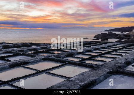 Sonnenuntergang auf den Salinationsfeldern von Salinas de Fuencaliente auf La Palma, Kanarische Inseln Stockfoto