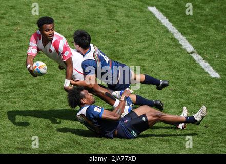 Die englische API Bavadra (links) kämpft mit den japanischen Kameli Raravou Latianara Soejima (unten) und Yuki Ishii (Mitte) während des 15. Spiels der HSBC World Rugby Sevens Series im Twickenham Stadium, London, um den Ball. Bilddatum: Samstag, 28. Mai 2022. Stockfoto