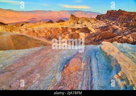 Bunte Wellen in Felsen und Sedimentbergen des Death Valley Stockfoto