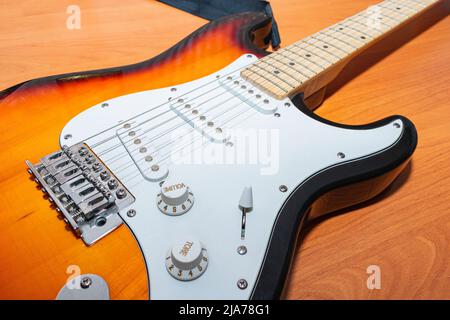 Eine alte staubige E-Gitarre, die seit vielen Jahren in einem Schrank liegt Stockfoto
