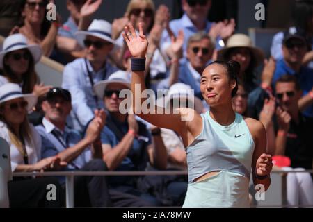 Paris, Frankreich. 28.. Mai 2022. Zheng Qinwen würdigt die Zuschauer, nachdem er am 28. Mai 2022 beim French Open-Tennisturnier in Roland Garros in Paris, Frankreich, das dritte Frauenspiel zwischen Zheng Qinwen aus China und Alize Cornet aus Frankreich gewonnen hat. Quelle: Meng Dingbo/Xinhua/Alamy Live News Stockfoto