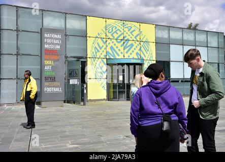 Manchester, Großbritannien, 28.. Mai 2022. Manchester Football Museum. Eine nationale Roadshow zur Feier der UEFA Women’s EURO 2022 findet im Fußballmuseum in Manchester, England, statt. Unterstützt von der BBC bietet es eine Chance, neue Fußballkenntnisse zu erlernen. Die Organisatoren sagten: „Begebt euch in die Cathedral Gardens, um Fotos mit der Trophäe zu machen, nehmt an Aktivitäten Teil, erlebt erstaunliche Demos und hört von Starrednern.“ Die Roadshow wird 10 Stationen in Großbritannien machen. Quelle: Terry Waller/Alamy Live News Stockfoto