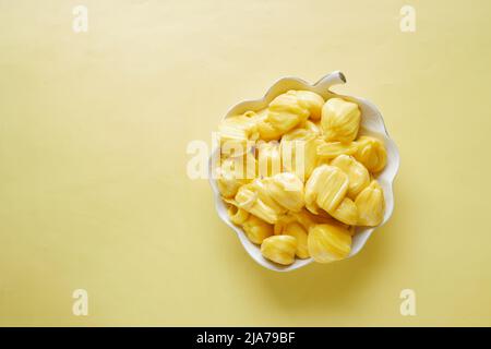 Draufsicht auf die Scheibe der Jackfruits in einer Schüssel auf dem Tisch. Stockfoto