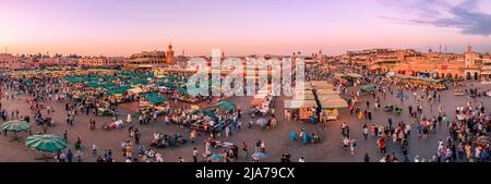 Marrakesch, Marokko, Afrika - 9. November 2017: Panoramablick auf die Stadt Marrakesch und viele Menschen in der Innenstadt, von der Dämmerung bis zum Morgengrauen Stockfoto