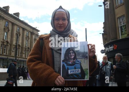 Newcastle upon Tyne, Großbritannien. 28. Mai 2022. Mahnwache für den Journalisten Shireen Abu Aklei, Newcastle upon Tyne, Großbritannien, 28.. Mai 2022, Kredit: DEW/Alamy Live Nachrichten Stockfoto