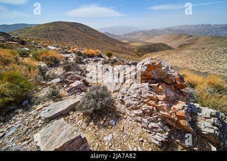 Wanderweg entlang der Gipfel der Berge im Death Valley Stockfoto