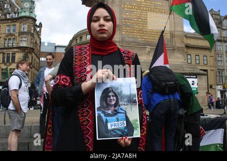 Newcastle upon Tyne, Großbritannien. 28. Mai 2022. Mahnwache für den Journalisten Shireen Abu Aklei, Newcastle upon Tyne, Großbritannien, 28.. Mai 2022, Kredit: DEW/Alamy Live Nachrichten Stockfoto