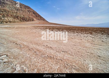 Wüstentouristenpfad durch Salzebenen im Death Valley Stockfoto