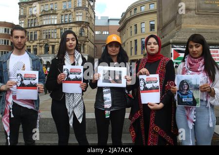 Newcastle upon Tyne, Großbritannien. 28. Mai 2022. Mahnwache für den Journalisten Shireen Abu Aklei, Newcastle upon Tyne, Großbritannien, 28.. Mai 2022, Kredit: DEW/Alamy Live Nachrichten Stockfoto