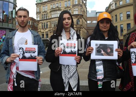 Newcastle upon Tyne, Großbritannien. 28. Mai 2022. Mahnwache für den Journalisten Shireen Abu Aklei, Newcastle upon Tyne, Großbritannien, 28.. Mai 2022, Kredit: DEW/Alamy Live Nachrichten Stockfoto