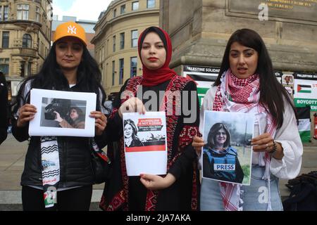 Newcastle upon Tyne, Großbritannien. 28. Mai 2022. Mahnwache für den Journalisten Shireen Abu Aklei, Newcastle upon Tyne, Großbritannien, 28.. Mai 2022, Kredit: DEW/Alamy Live Nachrichten Stockfoto