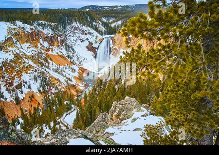 Wunderschöne obere Wasserfälle im Yellowstone im Winter von Overlook Stockfoto