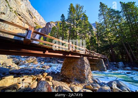 Brücke über eisigen Fluss im Nationalpark Yosemite Stockfoto