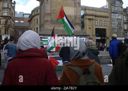 Newcastle upon Tyne, Großbritannien. 28. Mai 2022. Mahnwache für den Journalisten Shireen Abu Aklei, Newcastle upon Tyne, Großbritannien, 28.. Mai 2022, Kredit: DEW/Alamy Live Nachrichten Stockfoto