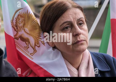 London, Großbritannien. 28. Mai 2022. Die anglo-iranische Gemeinschaft und die Anhänger des iranischen Widerstands (NCRI) protestieren vor der iranischen Botschaft in London gegen die anhaltenden regimefeindlichen Proteste im Iran. Die Proteste der Bevölkerung haben über die rasch steigenden Preise zugenommen, was zu einer Erhöhung der Renten und gegen die katastrophale Finanzpolitik des Iran führt, und die Iraner fordern weiterhin ein Ende der religiösen Diktatur. Trotz der Repression durch die Revolutionsgarden haben in Städten im ganzen Iran Proteste stattgefunden. Peter Marshall /Alamy Live News Stockfoto