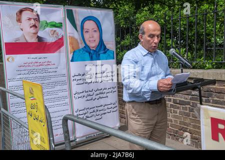 London, Großbritannien. 28. Mai 2022. Die anglo-iranische Gemeinschaft und die Anhänger des iranischen Widerstands (NCRI) protestieren vor der iranischen Botschaft in London gegen die anhaltenden regimefeindlichen Proteste im Iran. Die Proteste der Bevölkerung haben über die rasch steigenden Preise zugenommen, was zu einer Erhöhung der Renten und gegen die katastrophale Finanzpolitik des Iran führt, und die Iraner fordern weiterhin ein Ende der religiösen Diktatur. Trotz der Repression durch die Revolutionsgarden haben in Städten im ganzen Iran Proteste stattgefunden. Peter Marshall /Alamy Live News Stockfoto